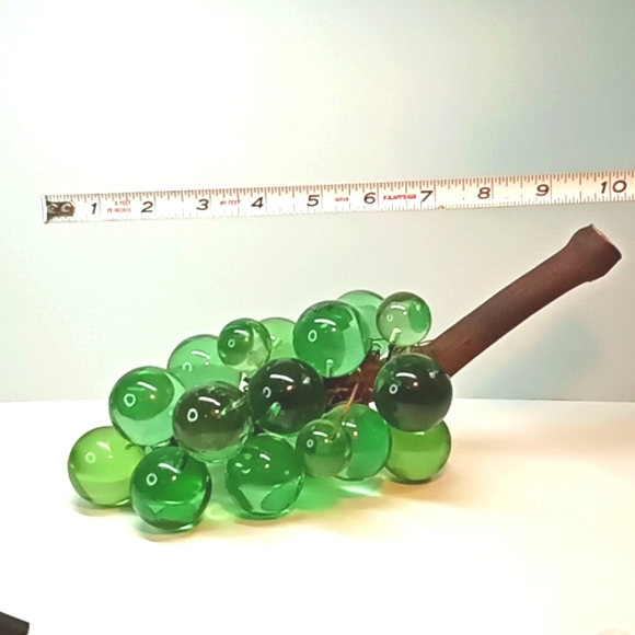 ☀️ Vintage large Mid-Century Modern green lucite grapes. - Picture 6 of 7
